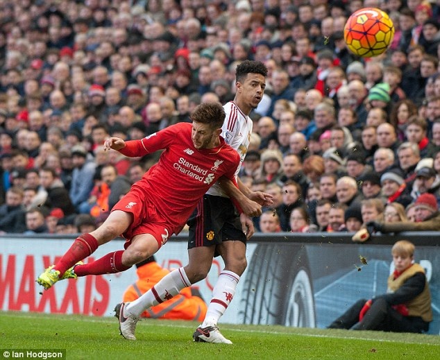 
Borthwick-Jackson (phải) tiến bộ nhanh trong đội hình MU
