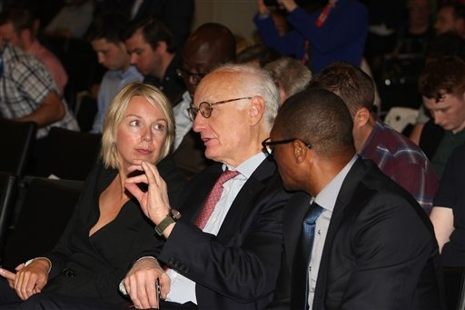 Conte chính thức ra mắt Chelsea - 8
Bruce Buck (giữa), Chủ tịch Chelsea cũng có mặt ở buổi họp báo ra mắt vị HLV của đội bóng