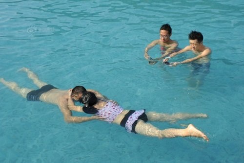 Thi hôn nhau dưới nước với nhiều tư thế "khó đỡ" - 10 Thi hôn nhau dưới nước với nhiều tư thế "khó đỡ" - 10