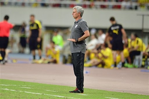 Cung bậc cảm xúc của Mourinho ở trận thua đầu tiên tại MU - 8
Mourinho vẫn đầy nỗ lực truyền lửa cho học trò bất chấp việc các cầu thủ trên sân không thu nhận được nhiều ý tứ chiến thuật của chiến lược gia này