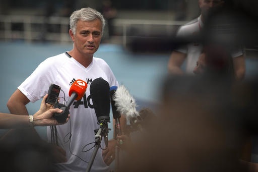 MU, Man City tập luyện chăm chỉ trước trận đại chiến - 10
Mourinho gây bất ngờ khi thực hiện buổi họp báo bên ngoài sân tập
