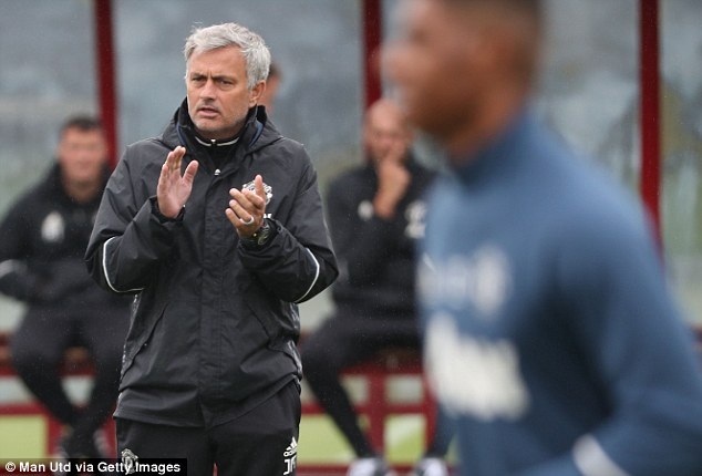 Zlatan Ibrahimovic có buổi tập đầu tiên cùng MU - 10
Uy tín của Mourinho đã đưa Ibra về Old Trafford. Chiến lược gia người Bồ Đào Nha đang ép MU tập luyện quyết liệt do đội bóng này bị hủy trận đấu hôm 25/7 ở Trung Quốc nên họ phải chờ tới trận đấu ngày 30/7 tới đây mới được thi đấu tiếp. Như vậy, MU nghỉ tới 8 ngày
