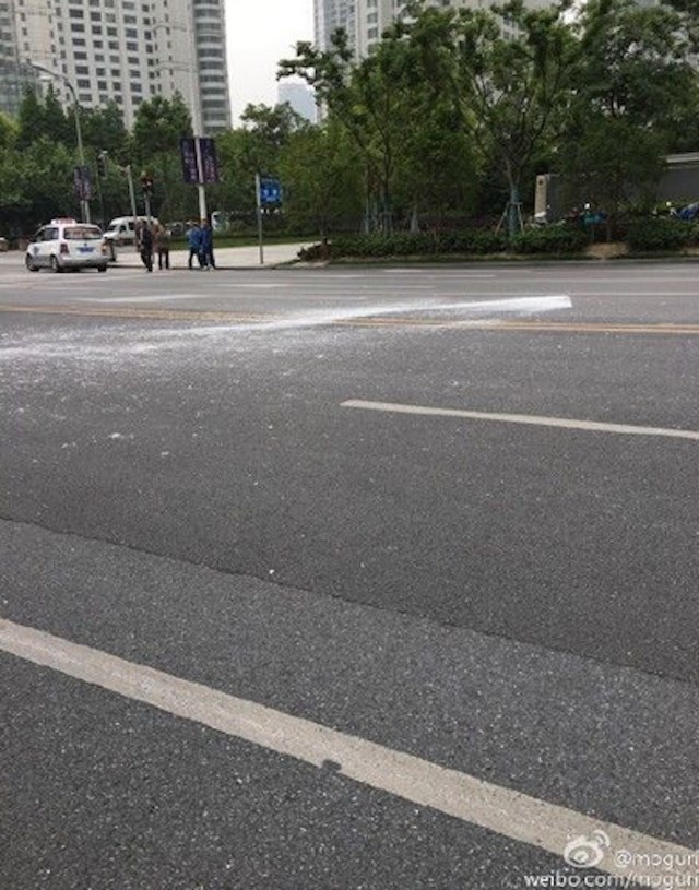 Những mảnh kính vụn bắn tung tóe trên đường. (Nguồn: Weibo)