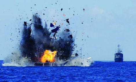 Indonesia phá âm mưu của Trung Quốc ở Biển Đông - 2 Hải quân Indonesia phá hủy một tàu đánh cá nước ngoài ở gần Bắc Sulawesi hôm 20-6.