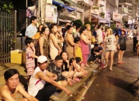 Cháy nhà giữa đêm khuya, 6 người trong gia đình thiệt mạng - 2 Khi đám cháy vừa xảy ra, có đến hàng trăm người đến ngóng chờ thông tin từ phía gia đình nạn nhân.