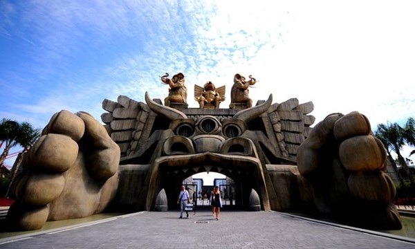 Tour vòng quanh 10 phim trường tuyệt nhất thế giới - 2 Cổng vào phim trường Cinecittà, Rome - Ảnh Alamy