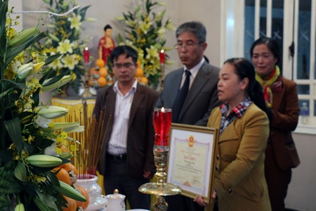 
Lãnh đạo tỉnh đến chia buồn và truy tặng bà Linh bằng khen về những đóng góp đối với tỉnh Lâm Đồng.
