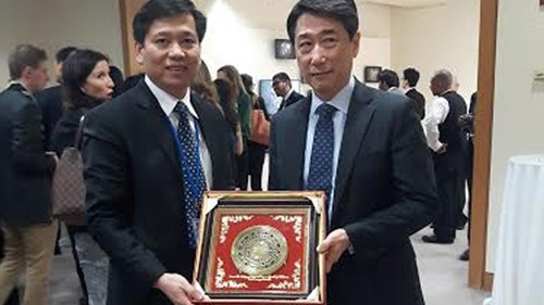 
 Đồng chí Nguyễn Long Hải tặng quà cho ngài Oh Joon - Chủ tịch Hội đồng ECOSOC, Liên Hợp Quốc.
