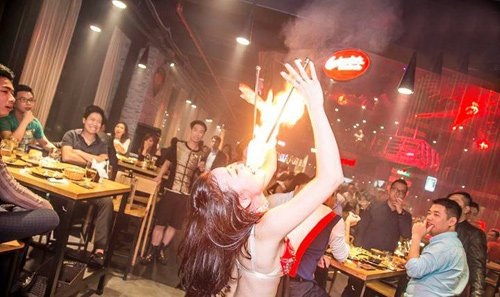 Cô gái 9x có biệt tài vừa múa, vừa "phun lửa" - 2
Cô nàng có biệt tài ngậm lửa và phun lửa