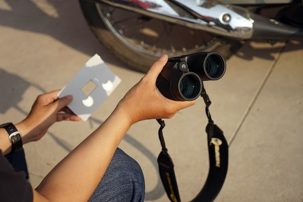 Nhật thực xuất hiện mờ nhạt tại Việt Nam - 2
Đồ nghề của các bạn trẻ yêu thích thiên văn dùng để quan sát nhật thực. Ảnh: Nguyễn Đình Đôn.