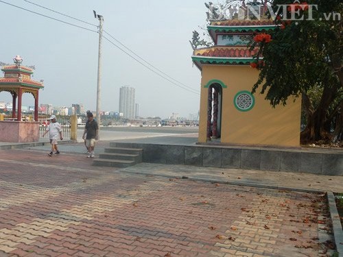 "Giải mã" ngôi miếu bí ẩn bên con đường đắt giá nhất Đà Nẵng - 2 Hằng ngày nhiều người đi lại qua ngôi miếu...