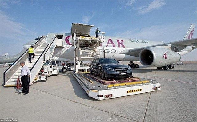 Dân chơi Ả Rập thể hiện đẳng cấp "ngút trời" - 2 Cứ mỗi mùa hè, hãng Qatar Airways lại bận rộn vận chuyển siêu xe cho các tay chơi với giá hơn 600 triệu đồng/lần.