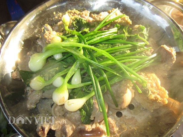 Về Ninh Thuận ăn dê hấp lá tía tô - 2
Thịt dê đã hấp chin.