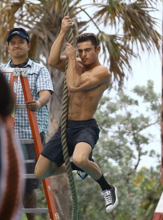 "Tan chảy" khi ngắm cơ bụng sáu múi của Zac Efron - 2
Tại phim trường bộ phim “Baywatch” tại Boca Raton, Florida, vào ngày 4/5/2016, Zac Efron đu mình trên một sợi dây thật mãnh mẽ và cuốn hút.