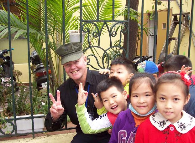 Cựu binh Mỹ nói gì về chuyến thăm Việt Nam của Tổng thống Obama? - 2
Một cựu binh Mỹ chụp ảnh cùng các em nhỏ trong chuyến thăm Việt Nam tháng 3/2015 (Ảnh do các cựu chiến binh Mỹ cung cấp)