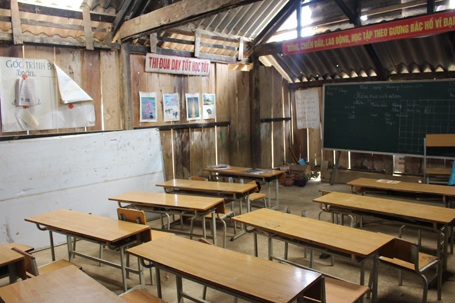 Bên trong một lớp học đơn sơ của các em học sinh tiểu học bản Phiêng Cành.