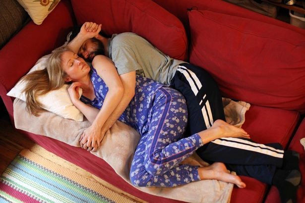 Thuê trai lạ về ôm những lúc xa chồng - 2