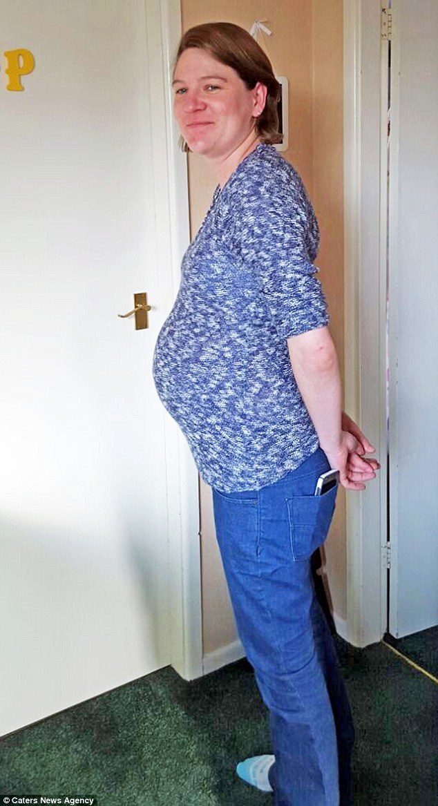 Cặp vợ chồng cách nhau 26 tuổi đón con đầu lòng - 2