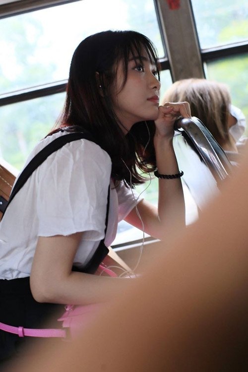 Gặp cô gái bất ngờ nổi tiếng vì bị quay lén trên xe buýt - 2
Hot girl xe buýt tên là Bảo Trang, sinh năm 1996