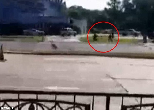 Mỹ: Xả súng nhằm vào cảnh sát, 3 người thiệt mạng - 1
Các cảnh sát tại hiện trường