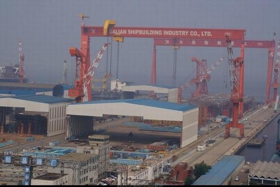 
Theo các hãng phân tích tình báo Stratfor và AllSource Analysis, Trung Quốc bắt đầu đóng tàu sân bay nội địa đầu tiên tại Đại Liên từ tháng 5/2015.
