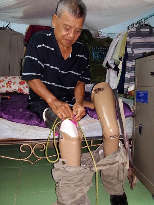 Người làm “nghề cổ” - 2
Sinh hoạt khó khăn của ông Hiếu.