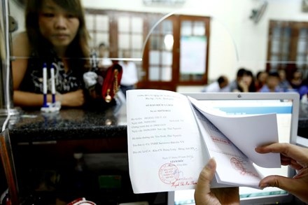 Dân Việt đóng BHXH cao nhất khu vực: Bảo hiểm nói gì? - 1
Có thể giảm mức thu BHXH từ doanh nghiệp, và tăng mức thu với người lao động. Ảnh: Như Ý