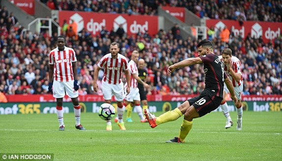 Stoke 1-4 Man City: Chiến thắng giòn giã - 4
Thường xuyên sút hỏng phạt đền gần đây, nhưng Aguero vẫn được giao đá phạt đền của Man City