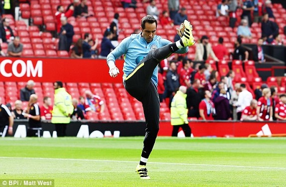 MU 1-2 Man City: Guardiola lại thắng Mourinho - 13
Thủ thành Bravo khởi động cho trận đấu đầu tiên cùng Man City