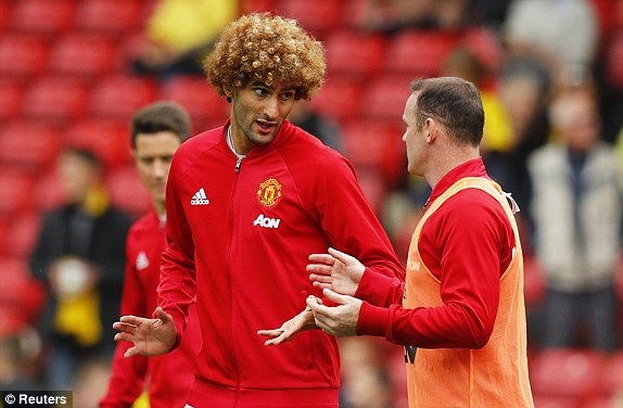 Watford 3-1 MU: Trái đắng cho Mourinho - 5
Fellaini nói chuyện với Rooney trên sân Watford