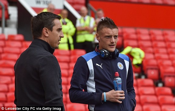 MU 4-1 Leicester: Chiến thắng ngọt ngào - 10
Garry Neville nói chuyện cùng Jamie Vardy ở Old Trafford