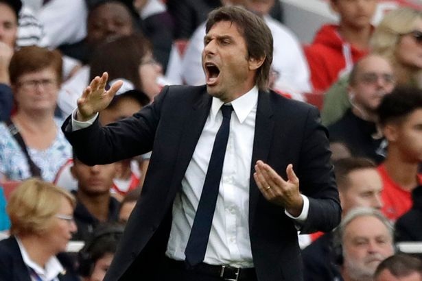 Arsenal 3-0 Chelsea: Quà đẹp cho Wenger - 5
Conte hò hét chỉ đạo học trò thi đấu trong hiệp một