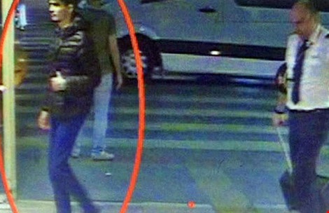 Hình ảnh đầu tiên cho thấy một tên khủng bố đang vào sân bay. Ảnh: DAILY MAIL