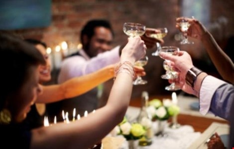 Tại sao nhậu nhiều sinh… đắng miệng? - 2 Khi uống rượu bia, chỉ nên uống vừa đủ theo khả năng. Không nên uống khi bụng đói. Hình minh họa.