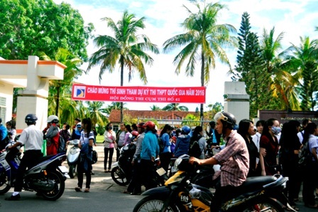 
Rất đông thí sinh đến địa điểm thi tại trường ĐH Phan Châu Trinh (Hội An) để làm thủ tục dự thi. (Ảnh: C.Bính-N.Linh)
