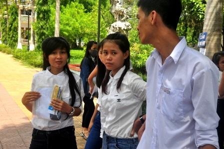 Thí sinh than đề tiếng Anh quá dài - 10 Các thí sinh ở cụm thi ĐH Quảng Nam cũng cho rằng khó lấy điểm cao của môn Tiếng Anh (Ảnh: C.Bính-N.Linh)