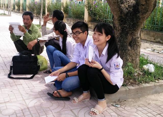 Đề Văn dễ, nhiều thí sinh ra sớm - 13 Nhiều thí sinh tươi cười sau khi kết thúc môn Văn, vì đây chỉ là môn xét tốt nghiệp, chỉ cần qua điểm liệt là đỗ.