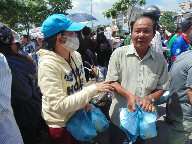 Hàng ngàn phần cơm miễn phí phục vụ thí sinh và phụ huynh