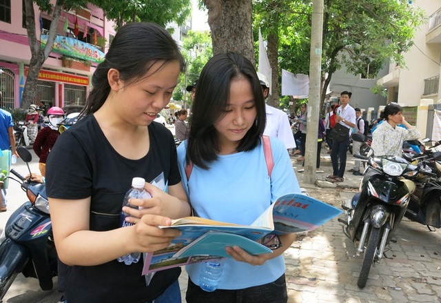 Thí sinh trao đổi về bài làm sau buổi thi môn Địa lý.