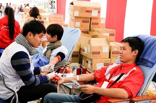 Thủ lĩnh thanh niên hàng ngày đạp xe 23km vận động hiến máu - 2 
 Đỗ Sơn Tùng hiến máu.