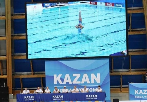 Hai nữ sinh gốc Việt xuất sắc trong đội tuyển bơi nghệ thuật Hungary - 2
My Lan và bạn đang thực hiện động tác trồng cây chuối dưới nước.