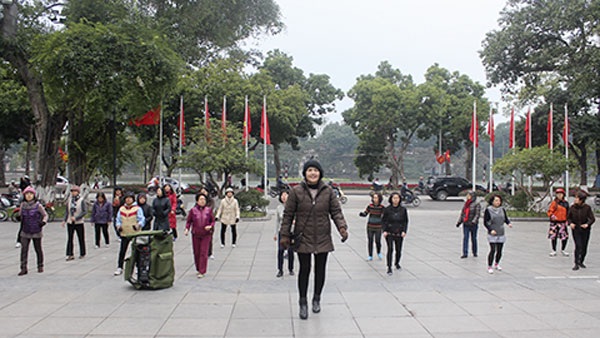 Hà Nội: Rét tái tê vẫn mê thể dục - 2 Các cô mặc kín mít khởi động bài tập thể dục buổi sáng.