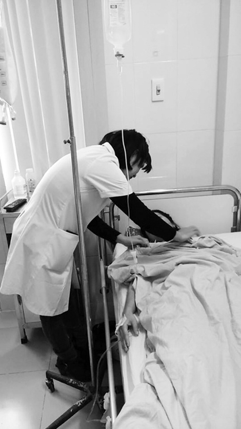 Cô gái chết lặng khi bác sĩ thông báo mình là đàn ông - 2 Bác sĩ Phạm Thị Việt Dung đang chăm sóc bệnh nhân được phẫu thuật giữ lại giới tính nam.