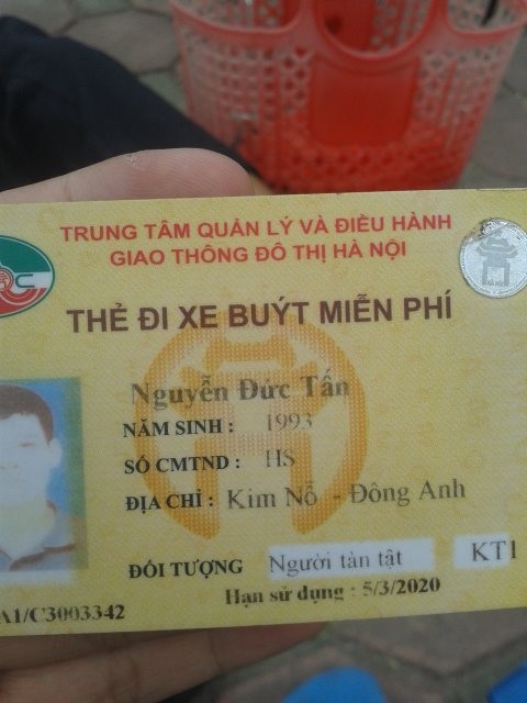 Bí mật của chàng trai tật nguyền khiến cư dân mạng "dậy sóng" - 2
Để đến được khu đô thị, mỗi ngày Tấn đều di chuyển bằng vé xe buýt miễn phí
