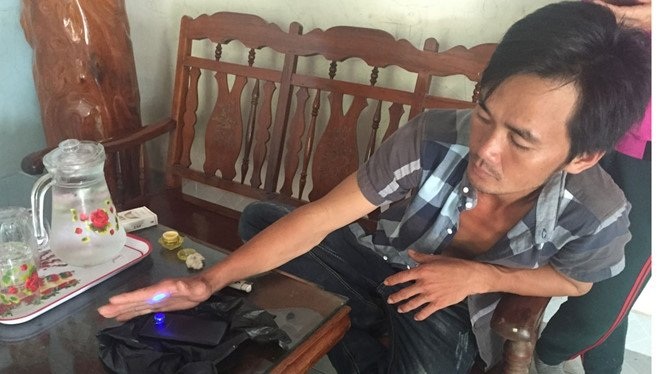 Ra biển mò ốc được viên ngọc quý 1 tỷ đồng - 2
Anh Hiếu và “viên ngọc quý” (ảnh nhỏ).