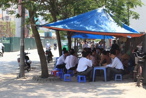 30 ngàn cafe máy lạnh cả ngày: Bà chủ phát cuồng - 2
Quán trà đá ngày hè nắng óng, ít người ngồi