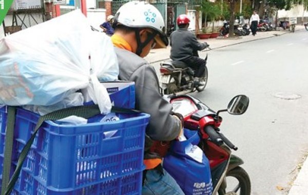 Vật bất ly thân của shipper "cháy đen" cày đường nhựa 40 độ - 2
Shipper làm không hết việc