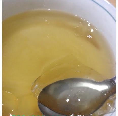 Thạch rừng bí ẩn: Không cần biết tên, ăn không sợ chết - 2
Khi vò cùng với nước, thạch sẽ có màu hơi vàng vàng, ăn rất ngon nếu cho thêm đường và nước cốt dừa