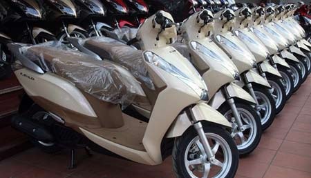 Xe máy tăng giá 50%: Đắt hơn ở Thái Lan cả ngàn USD - 2
Những mẫu xe tay ga cao cấp xuất khẩu sang Thái Lan, Indonesia có giá rẻ hơn bán trong nước.