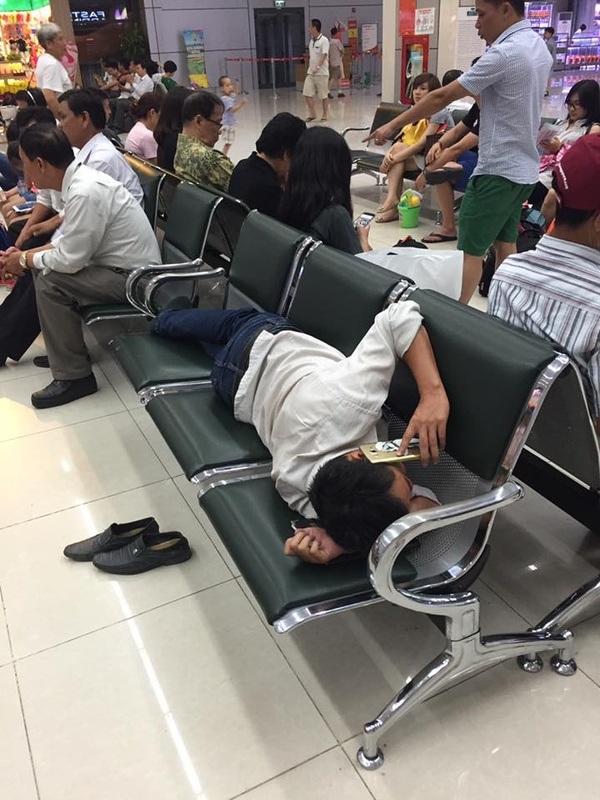 Hình ảnh "phát ngượng" của người đàn ông ở sân bay Nội Bài - 2 Hình ảnh "phát ngượng" của người đàn ông ở sân bay Nội Bài - 2